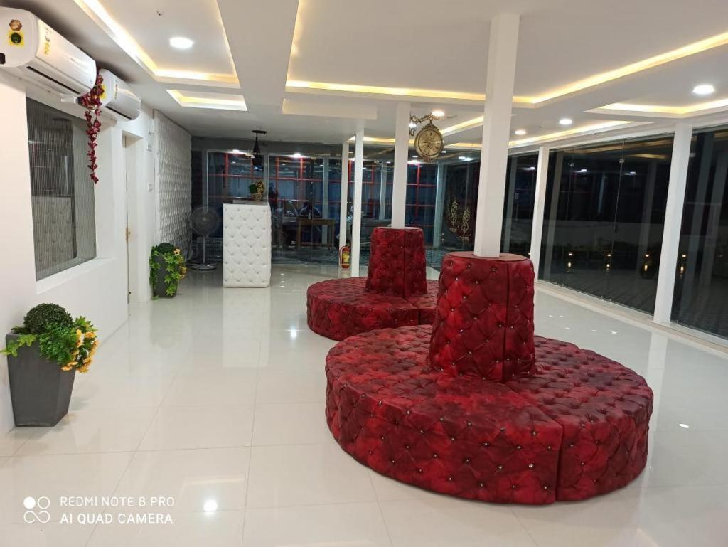 Gods County. Resort & Banquets Tarapith Bagian luar foto